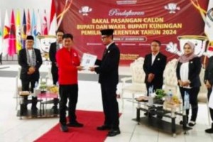 Prosesi pendaftaran paslon Ridho-Kamdan di KPU Kuningan.